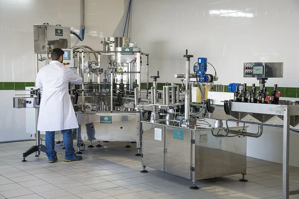 Full Martín de Prado bottling room and production line