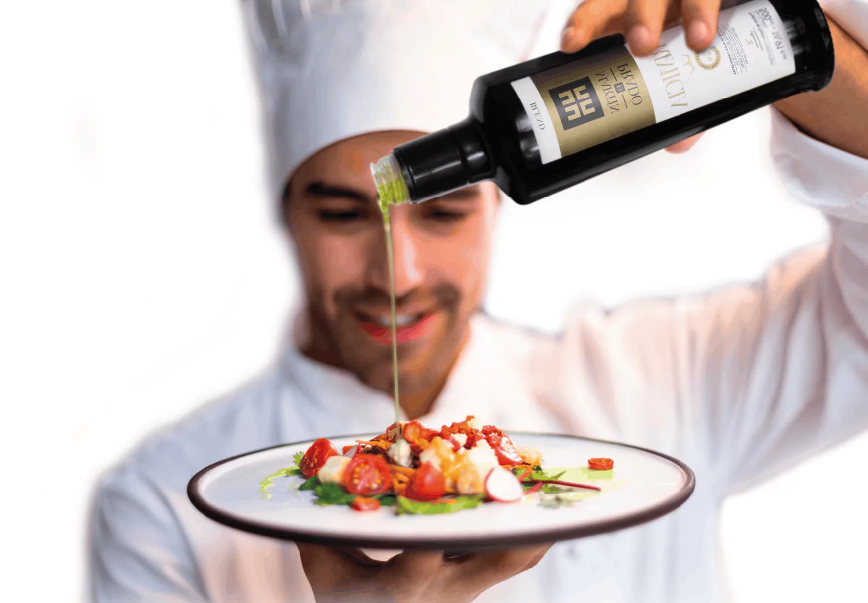Chef a servir AOVE Martín de Prado sobre um prato terminado