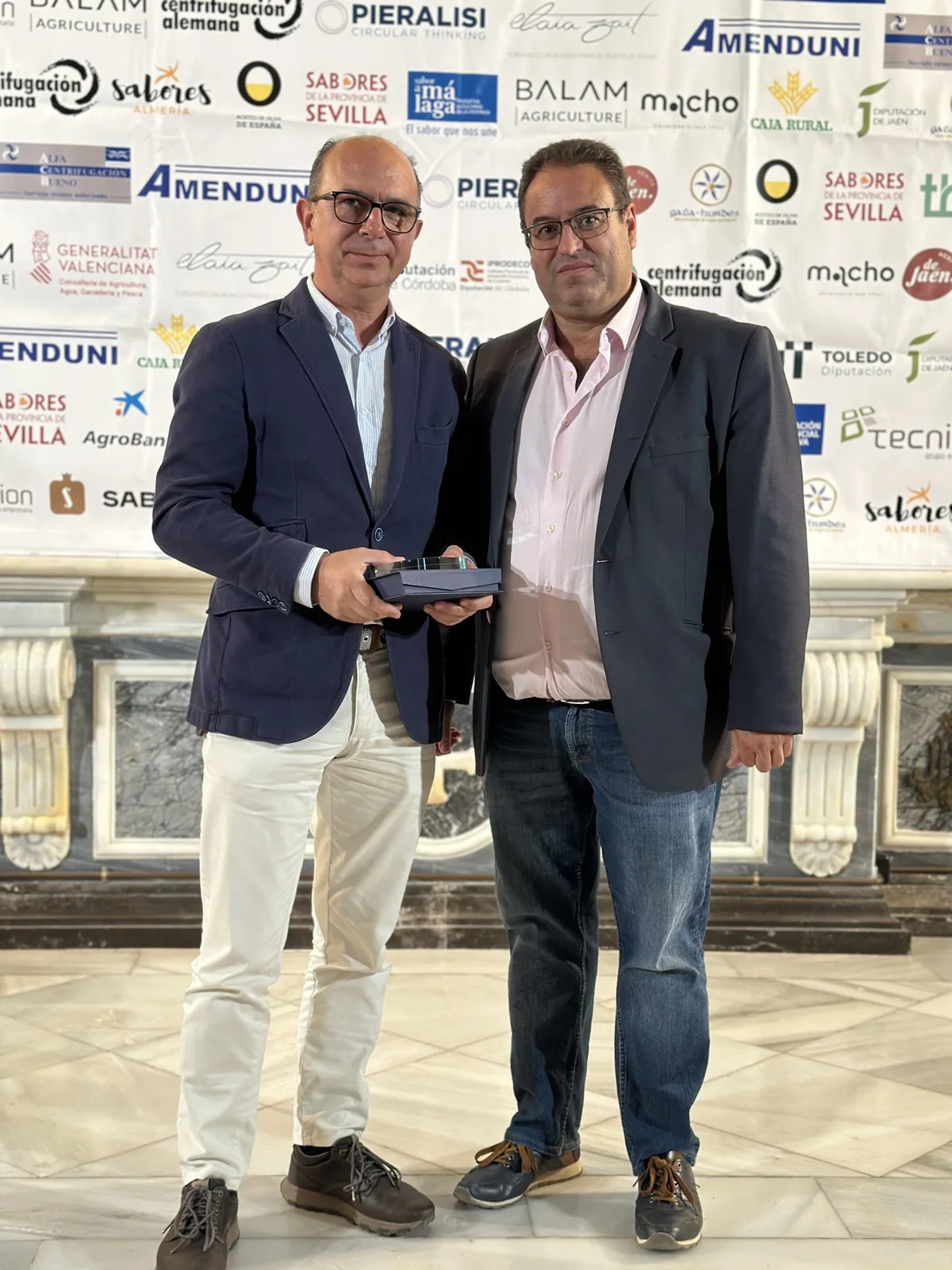 Representantes de Martín de Prado con un reconocimiento del sector del AOVE