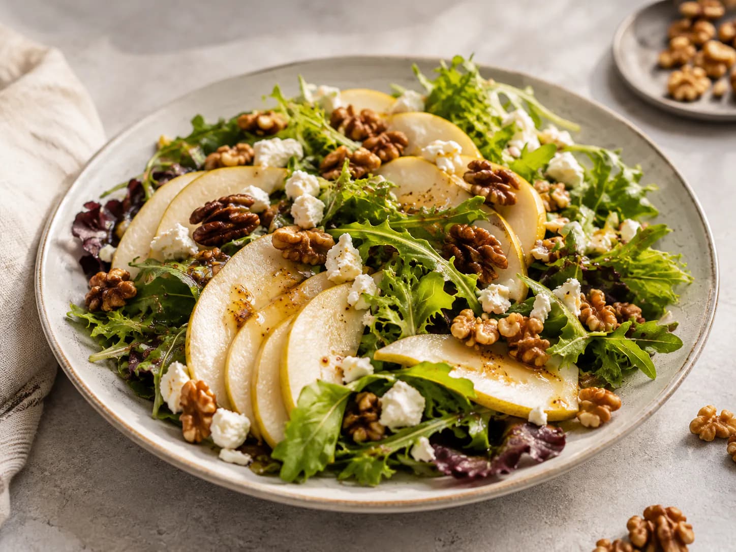 Salada de pera, queijo de cabra e nozes
