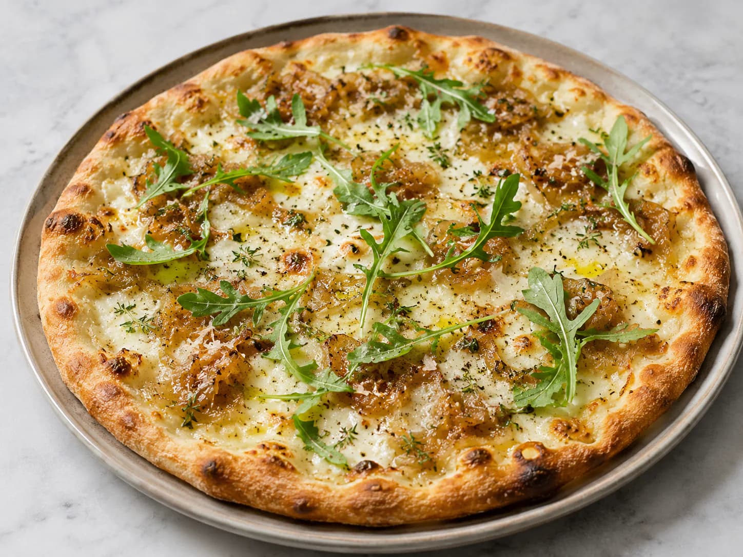 Pizza branca de mozzarella e cebola caramelizada