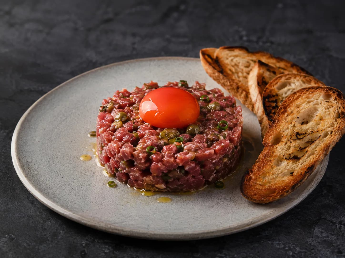 Steak tartare com gema curada